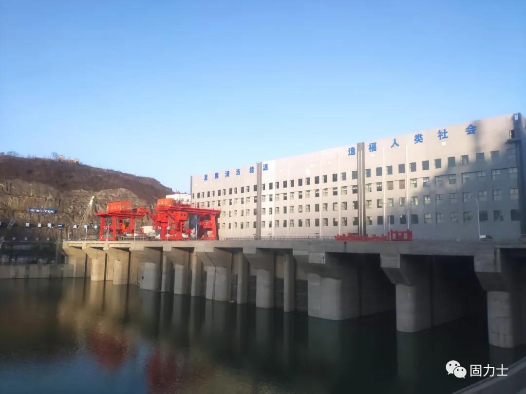 　　漢江白河(夾河)水電站項(xiàng)目效果圖 　　漢江白河(夾河)水電站項(xiàng)目效果圖  　　漢江白河水電站樞紐工程是陜西省“十三五”續(xù)建項(xiàng)目之一，為加快推進(jìn)重點(diǎn)項(xiàng)目建設(shè)，造福兩岸百姓，白河縣加大溝通協(xié)調(diào)力度，最終中廣核集團(tuán)與中國信達(dá)公司以控股的方式共同投資建設(shè)。為保障工程建設(shè)順利實(shí)施，白河縣先后多次召開縣長辦公會(huì)、項(xiàng)目建設(shè)推進(jìn)會(huì)，做好移民安置、環(huán)境保障、項(xiàng)目服務(wù)等工作，積極為工程建設(shè)創(chuàng)造良好的施工環(huán)境?！?  　　漢江白河(夾河)水電站項(xiàng)目實(shí)景